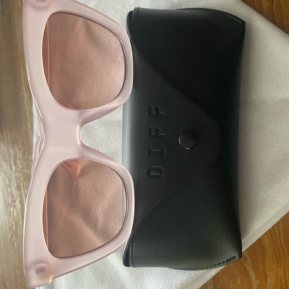 Sunnies! Brand new polarized Diff Kaia in light pink. Box, case, cleaning cloth - Picture 2 of 5
